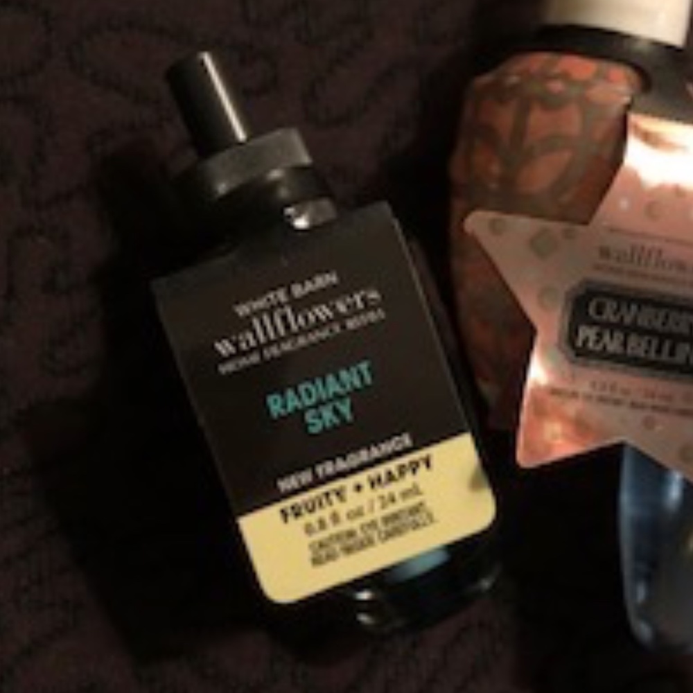*HOST PICK* Bath & Body Works Wallflowers Refill Set *NEW* - Picture 2 of 4